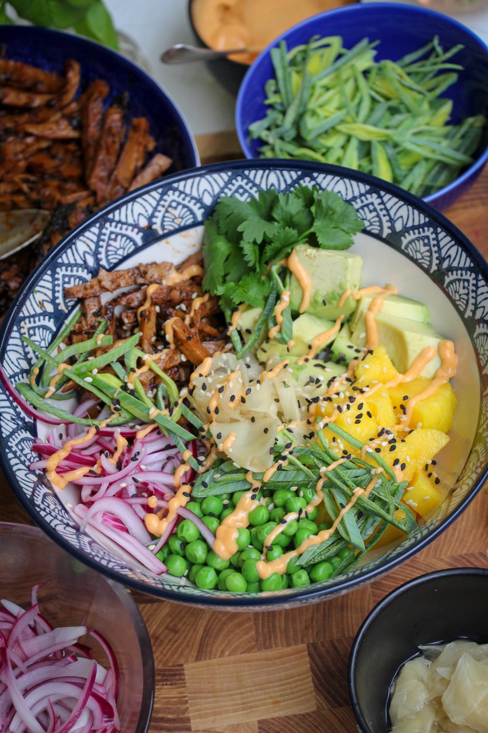 Vegansk poké bowl – proteinrik och klar på 15 min!